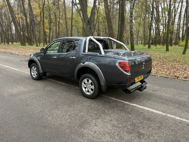 Серый Мицубиси Л 200, объемом двигателя 2.5 л и пробегом 130 тыс. км за 7452 $, фото 3 на Automoto.ua