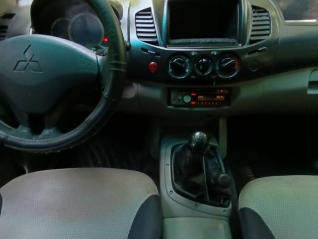 Серый Мицубиси Л 200, объемом двигателя 2.5 л и пробегом 270 тыс. км за 11800 $, фото 14 на Automoto.ua