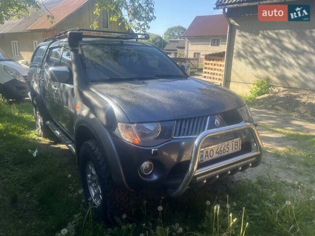 Серый Мицубиси Л 200, объемом двигателя 2.48 л и пробегом 250 тыс. км за 13500 $, фото 1 на Automoto.ua