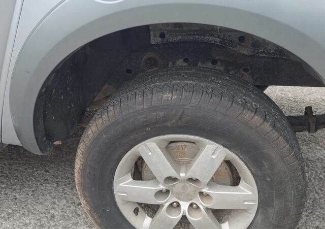 Серый Мицубиси Л 200, объемом двигателя 2.5 л и пробегом 260 тыс. км за 5700 $, фото 3 на Automoto.ua