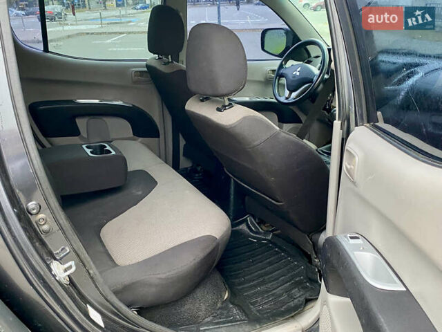 Серый Мицубиси Л 200, объемом двигателя 2.48 л и пробегом 185 тыс. км за 13500 $, фото 10 на Automoto.ua