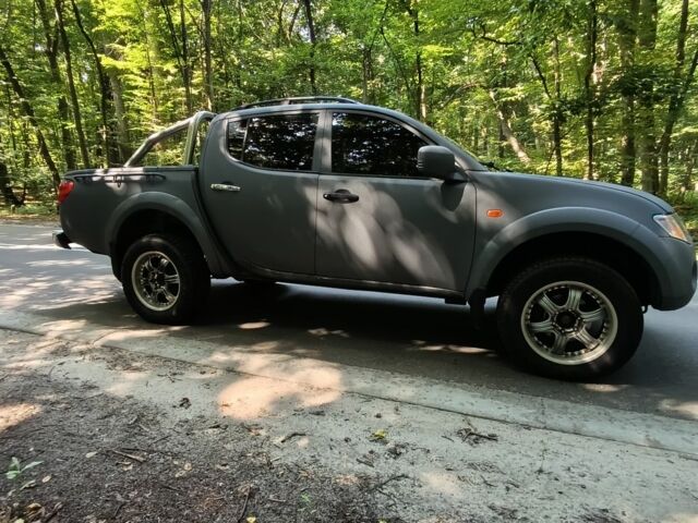 Серый Мицубиси Л 200, объемом двигателя 2.5 л и пробегом 270 тыс. км за 11800 $, фото 2 на Automoto.ua