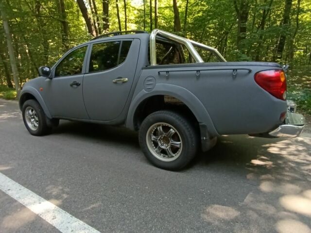 Серый Мицубиси Л 200, объемом двигателя 2.5 л и пробегом 270 тыс. км за 11800 $, фото 9 на Automoto.ua