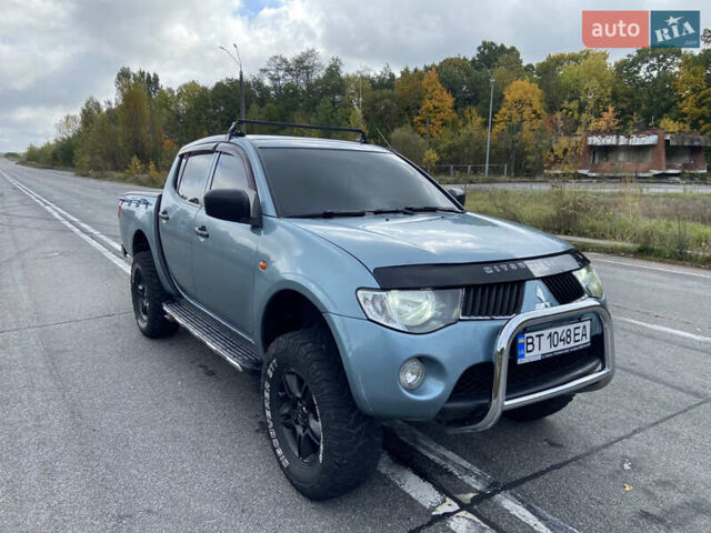 Серый Мицубиси Л 200, объемом двигателя 2.48 л и пробегом 236 тыс. км за 11900 $, фото 6 на Automoto.ua