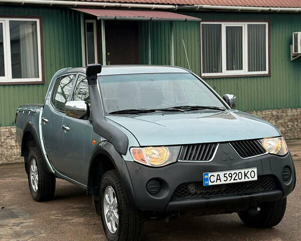 Сірий Міцубісі Л 200, об'ємом двигуна 2.5 л та пробігом 235 тис. км за 10700 $, фото 4 на Automoto.ua