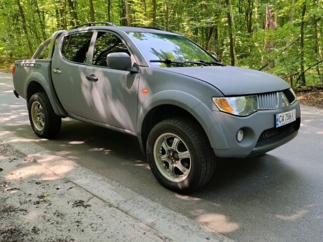 Серый Мицубиси Л 200, объемом двигателя 2.5 л и пробегом 270 тыс. км за 11800 $, фото 1 на Automoto.ua