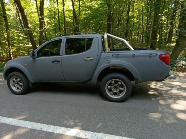 Серый Мицубиси Л 200, объемом двигателя 2.5 л и пробегом 270 тыс. км за 11800 $, фото 10 на Automoto.ua