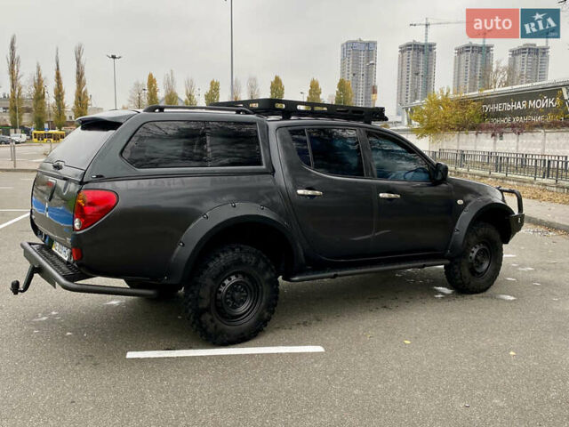 Серый Мицубиси Л 200, объемом двигателя 2.48 л и пробегом 185 тыс. км за 13500 $, фото 6 на Automoto.ua