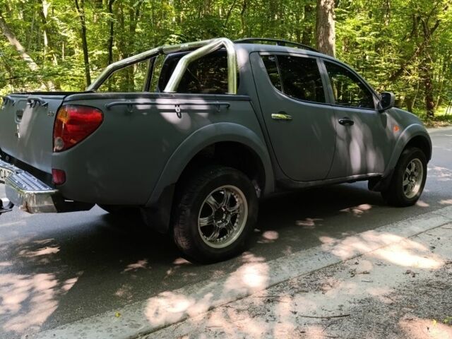 Серый Мицубиси Л 200, объемом двигателя 2.5 л и пробегом 270 тыс. км за 11800 $, фото 5 на Automoto.ua