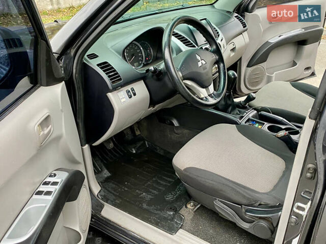 Серый Мицубиси Л 200, объемом двигателя 2.48 л и пробегом 185 тыс. км за 13500 $, фото 7 на Automoto.ua