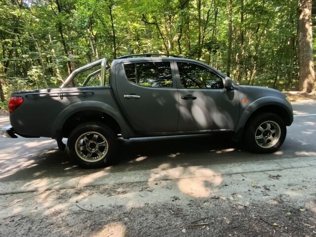 Серый Мицубиси Л 200, объемом двигателя 2.5 л и пробегом 270 тыс. км за 11800 $, фото 4 на Automoto.ua