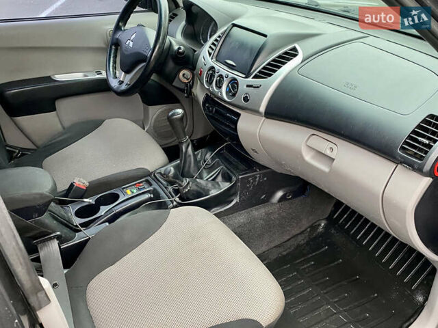 Серый Мицубиси Л 200, объемом двигателя 2.48 л и пробегом 185 тыс. км за 13500 $, фото 8 на Automoto.ua