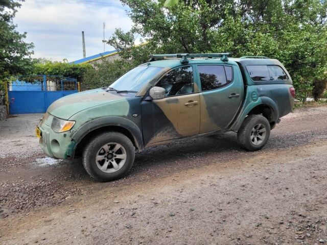 Серый Мицубиси Л 200, объемом двигателя 2.5 л и пробегом 200 тыс. км за 4585 $, фото 3 на Automoto.ua
