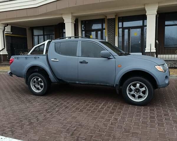 Сірий Міцубісі Л 200, об'ємом двигуна 2.48 л та пробігом 295 тис. км за 10999 $, фото 1 на Automoto.ua