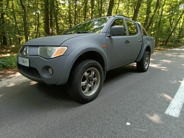 Серый Мицубиси Л 200, объемом двигателя 2.5 л и пробегом 270 тыс. км за 11800 $, фото 13 на Automoto.ua