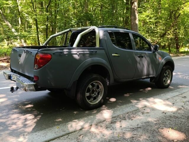 Серый Мицубиси Л 200, объемом двигателя 2.5 л и пробегом 270 тыс. км за 11800 $, фото 6 на Automoto.ua