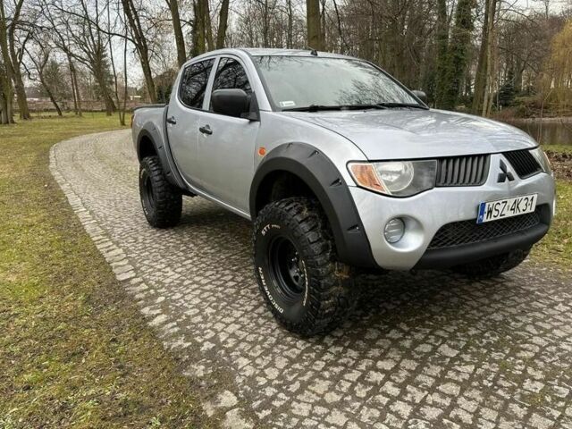 Серый Мицубиси Л 200, объемом двигателя 2.5 л и пробегом 215 тыс. км за 4200 $, фото 2 на Automoto.ua