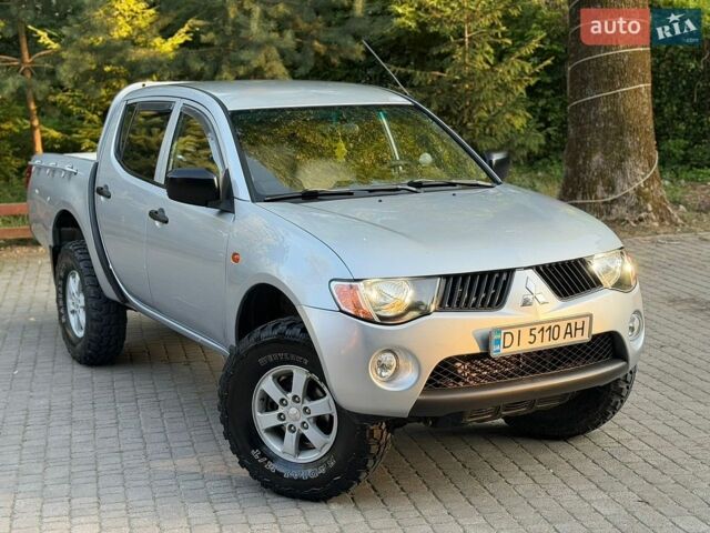 Серый Мицубиси Л 200, объемом двигателя 2.48 л и пробегом 174 тыс. км за 13999 $, фото 3 на Automoto.ua