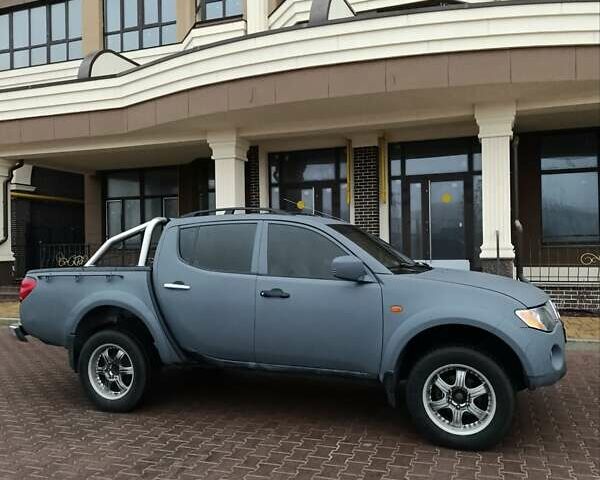 Сірий Міцубісі Л 200, об'ємом двигуна 2.48 л та пробігом 295 тис. км за 10999 $, фото 2 на Automoto.ua