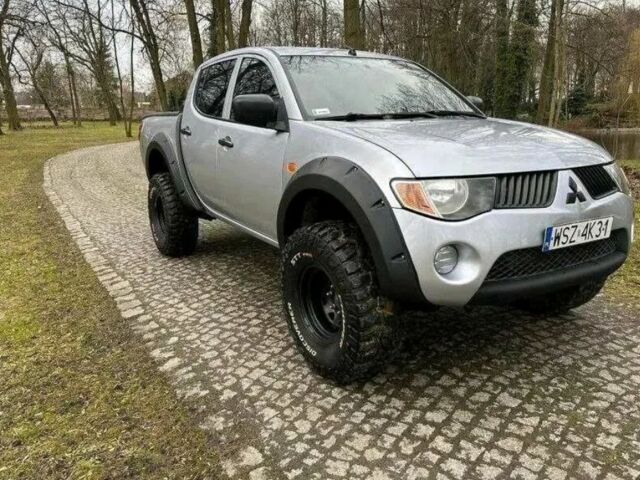 Серый Мицубиси Л 200, объемом двигателя 2.5 л и пробегом 211 тыс. км за 2900 $, фото 2 на Automoto.ua