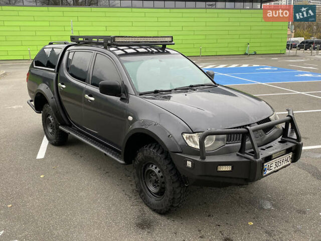 Серый Мицубиси Л 200, объемом двигателя 2.48 л и пробегом 185 тыс. км за 13500 $, фото 2 на Automoto.ua