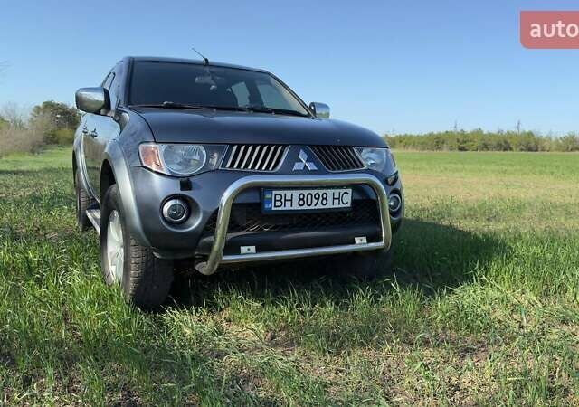 Серый Мицубиси Л 200, объемом двигателя 2.48 л и пробегом 234 тыс. км за 13000 $, фото 3 на Automoto.ua