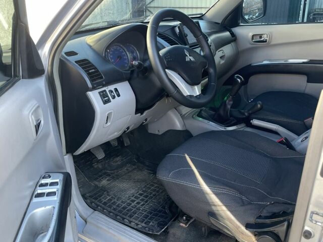 Серый Мицубиси Л 200, объемом двигателя 2.5 л и пробегом 230 тыс. км за 9700 $, фото 6 на Automoto.ua