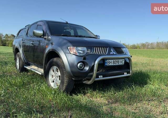 Серый Мицубиси Л 200, объемом двигателя 2.48 л и пробегом 234 тыс. км за 13000 $, фото 5 на Automoto.ua