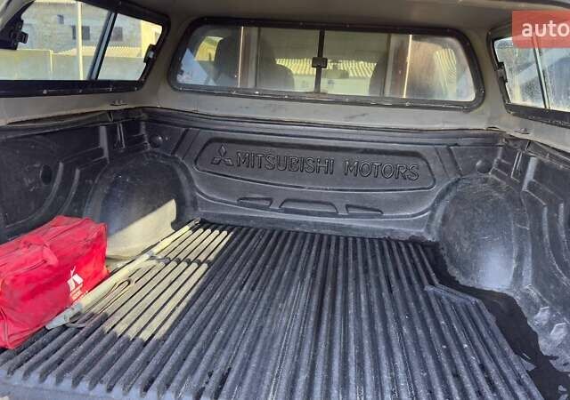 Серый Мицубиси Л 200, объемом двигателя 2.48 л и пробегом 234 тыс. км за 13000 $, фото 37 на Automoto.ua