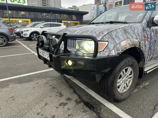 Серый Мицубиси Л 200, объемом двигателя 0 л и пробегом 250 тыс. км за 14999 $, фото 5 на Automoto.ua