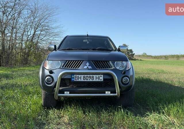 Серый Мицубиси Л 200, объемом двигателя 2.48 л и пробегом 234 тыс. км за 13000 $, фото 4 на Automoto.ua