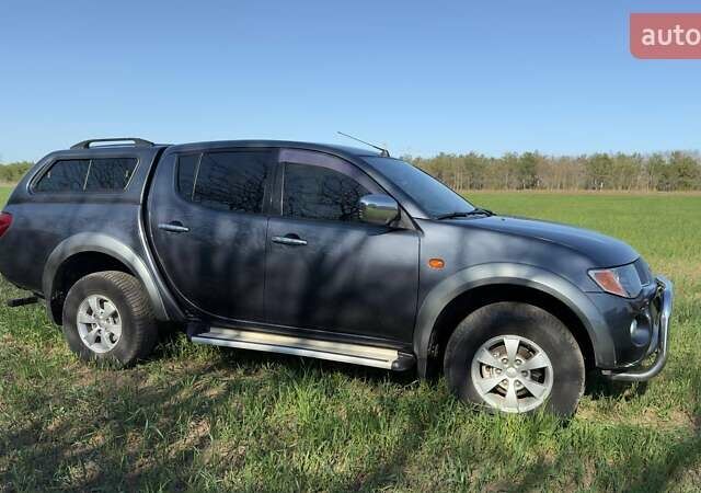 Серый Мицубиси Л 200, объемом двигателя 2.48 л и пробегом 234 тыс. км за 13000 $, фото 21 на Automoto.ua