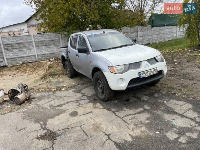 Сірий Міцубісі Л 200, об'ємом двигуна 2.48 л та пробігом 250 тис. км за 7500 $, фото 2 на Automoto.ua