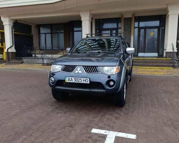 Сірий Міцубісі Л 200, об'ємом двигуна 2.5 л та пробігом 300 тис. км за 12300 $, фото 6 на Automoto.ua