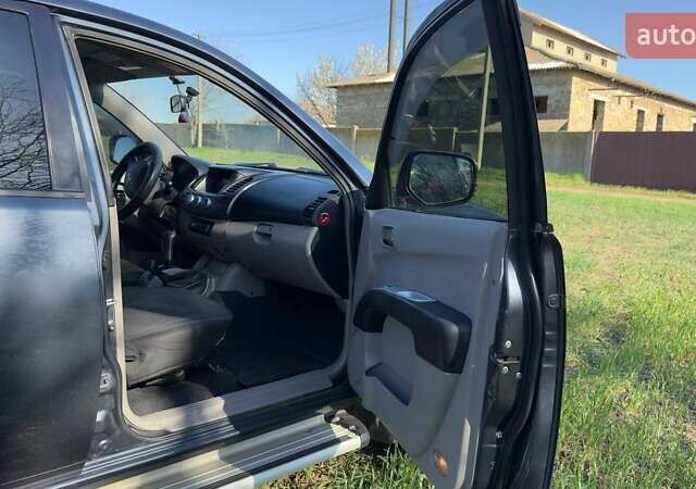 Серый Мицубиси Л 200, объемом двигателя 2.48 л и пробегом 234 тыс. км за 13000 $, фото 27 на Automoto.ua