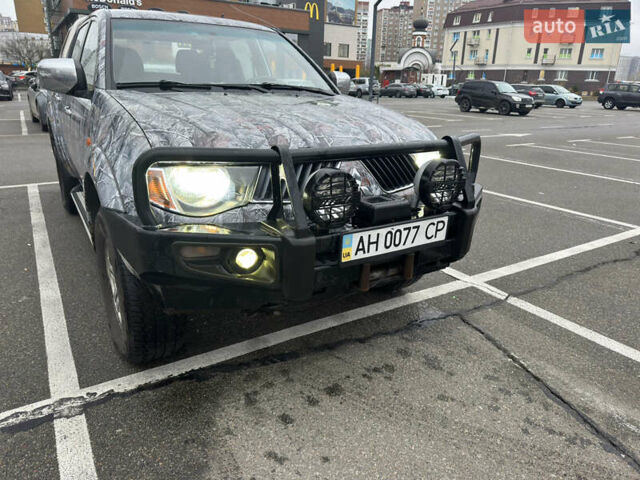 Серый Мицубиси Л 200, объемом двигателя 0 л и пробегом 250 тыс. км за 14999 $, фото 2 на Automoto.ua