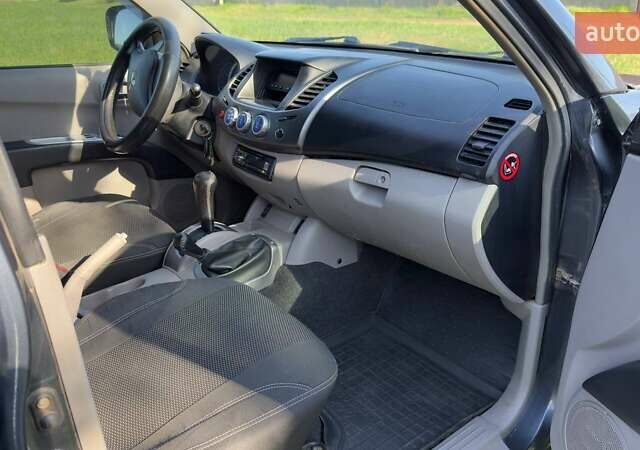 Серый Мицубиси Л 200, объемом двигателя 2.48 л и пробегом 234 тыс. км за 13000 $, фото 28 на Automoto.ua