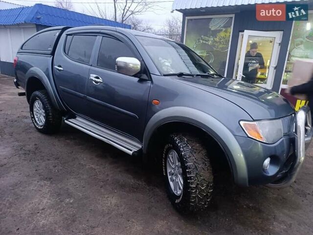 Серый Мицубиси Л 200, объемом двигателя 2.48 л и пробегом 270 тыс. км за 12500 $, фото 1 на Automoto.ua