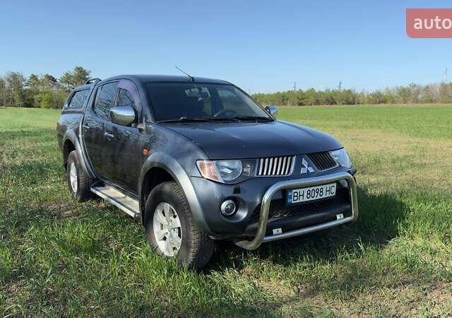 Серый Мицубиси Л 200, объемом двигателя 2.48 л и пробегом 234 тыс. км за 13000 $, фото 6 на Automoto.ua