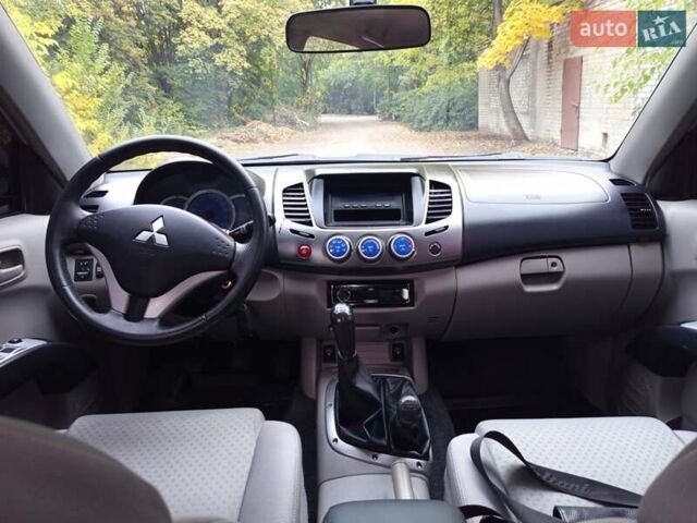Сірий Міцубісі Л 200, об'ємом двигуна 2.48 л та пробігом 390 тис. км за 10900 $, фото 17 на Automoto.ua
