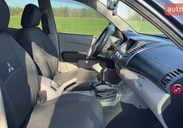 Серый Мицубиси Л 200, объемом двигателя 2.48 л и пробегом 234 тыс. км за 13000 $, фото 29 на Automoto.ua