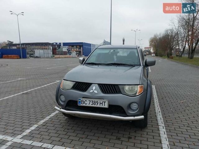 Серый Мицубиси Л 200, объемом двигателя 2.48 л и пробегом 397 тыс. км за 9000 $, фото 2 на Automoto.ua