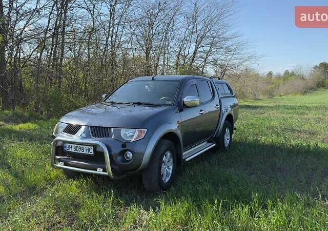 Серый Мицубиси Л 200, объемом двигателя 2.48 л и пробегом 234 тыс. км за 13000 $, фото 10 на Automoto.ua