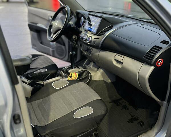 Сірий Міцубісі Л 200, об'ємом двигуна 2.48 л та пробігом 236 тис. км за 15400 $, фото 21 на Automoto.ua