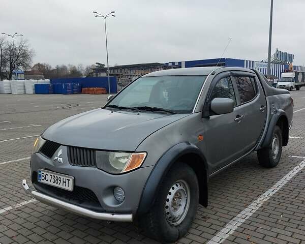 Серый Мицубиси Л 200, объемом двигателя 2.48 л и пробегом 397 тыс. км за 9000 $, фото 1 на Automoto.ua