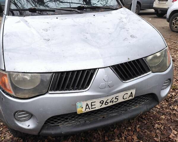 Сірий Міцубісі Л 200, об'ємом двигуна 2.48 л та пробігом 601 тис. км за 7000 $, фото 1 на Automoto.ua