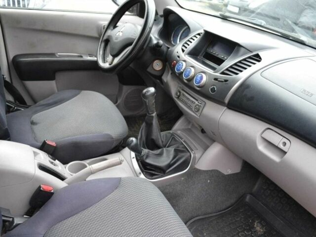 Сірий Міцубісі Л 200, об'ємом двигуна 2.5 л та пробігом 278 тис. км за 4100 $, фото 7 на Automoto.ua