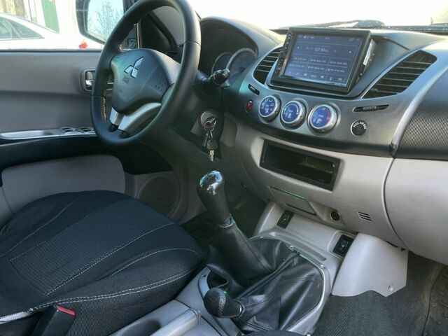 Серый Мицубиси Л 200, объемом двигателя 2.5 л и пробегом 230 тыс. км за 9700 $, фото 9 на Automoto.ua