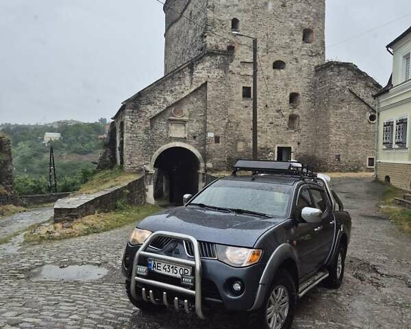 Сірий Міцубісі Л 200, об'ємом двигуна 2.48 л та пробігом 320 тис. км за 17600 $, фото 1 на Automoto.ua