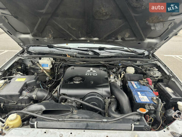 Серый Мицубиси Л 200, объемом двигателя 0 л и пробегом 250 тыс. км за 14999 $, фото 6 на Automoto.ua